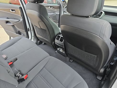 Used 2016 Kia Sorento LX image 12