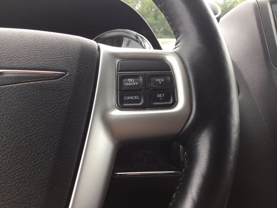 Used 2015 Chrysler Town & Country Touring w/ Driver Convenience Group FWD image 32