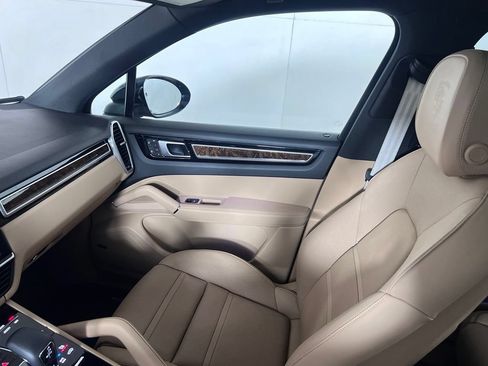 Certified 2023 Porsche Cayenne Platinum Edition AWD/4WD image 17