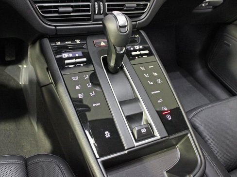 Certified 2026 Porsche Macan image 28