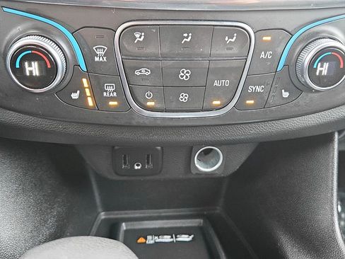 Used 2023 Chevrolet Traverse LT image 26