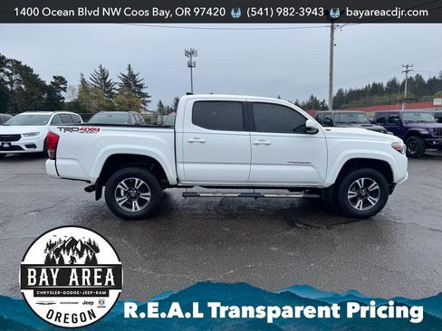 Used 2017 Toyota Tacoma 4x4 Double Cab image 4