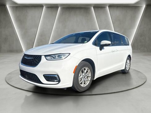 Used 2023 Chrysler Pacifica Touring FWD image 3