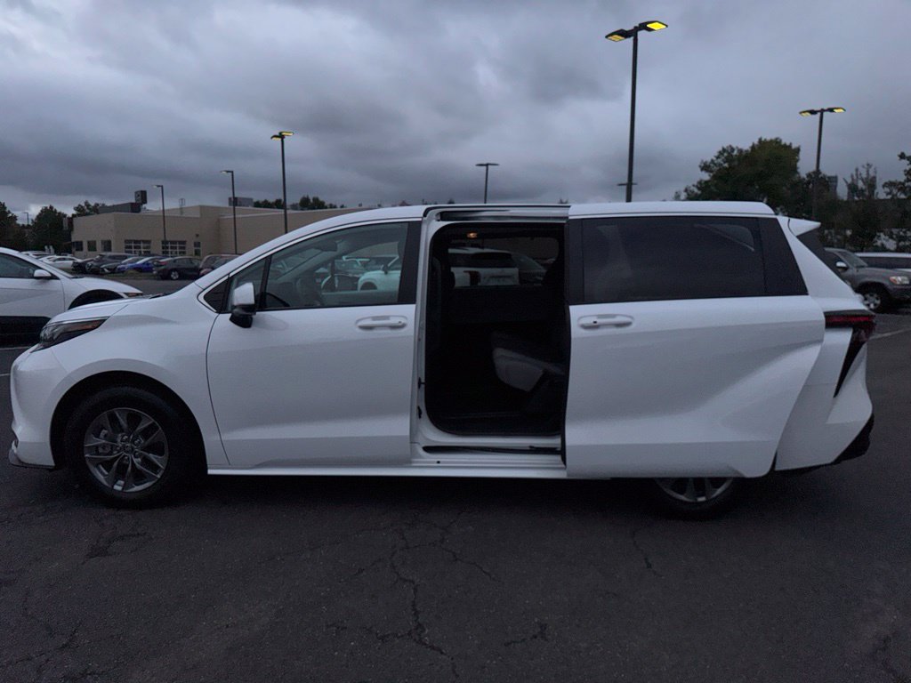 Used 2026 Toyota Sienna LE FWD image 24