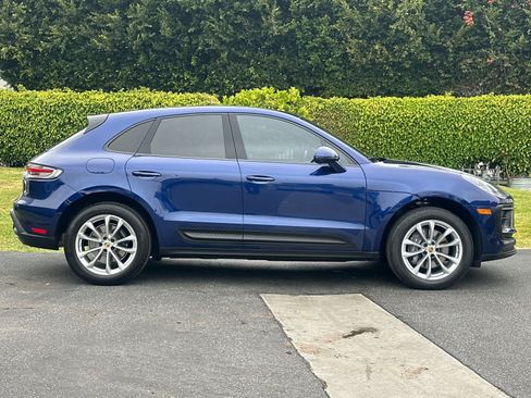 Certified 2024 Porsche Macan AWD/4WD image 9