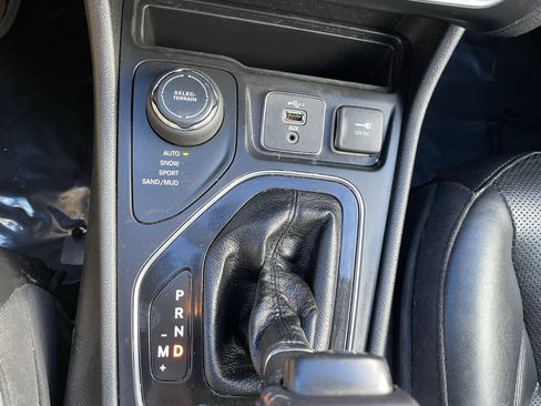 Used 2019 Jeep Cherokee Limited image 24