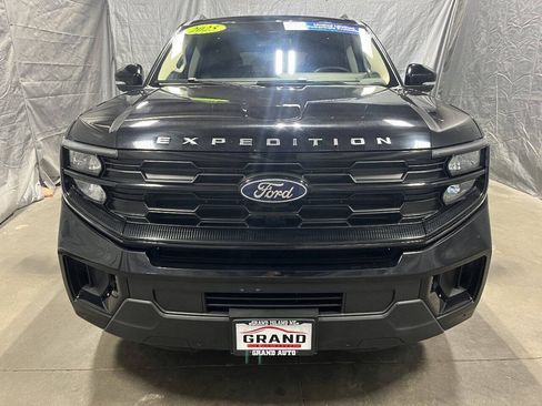 Used 2025 Ford Expedition Active AWD/4WD image 2