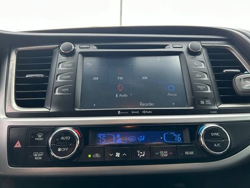 Used 2019 Toyota Highlander XLE FWD image 18