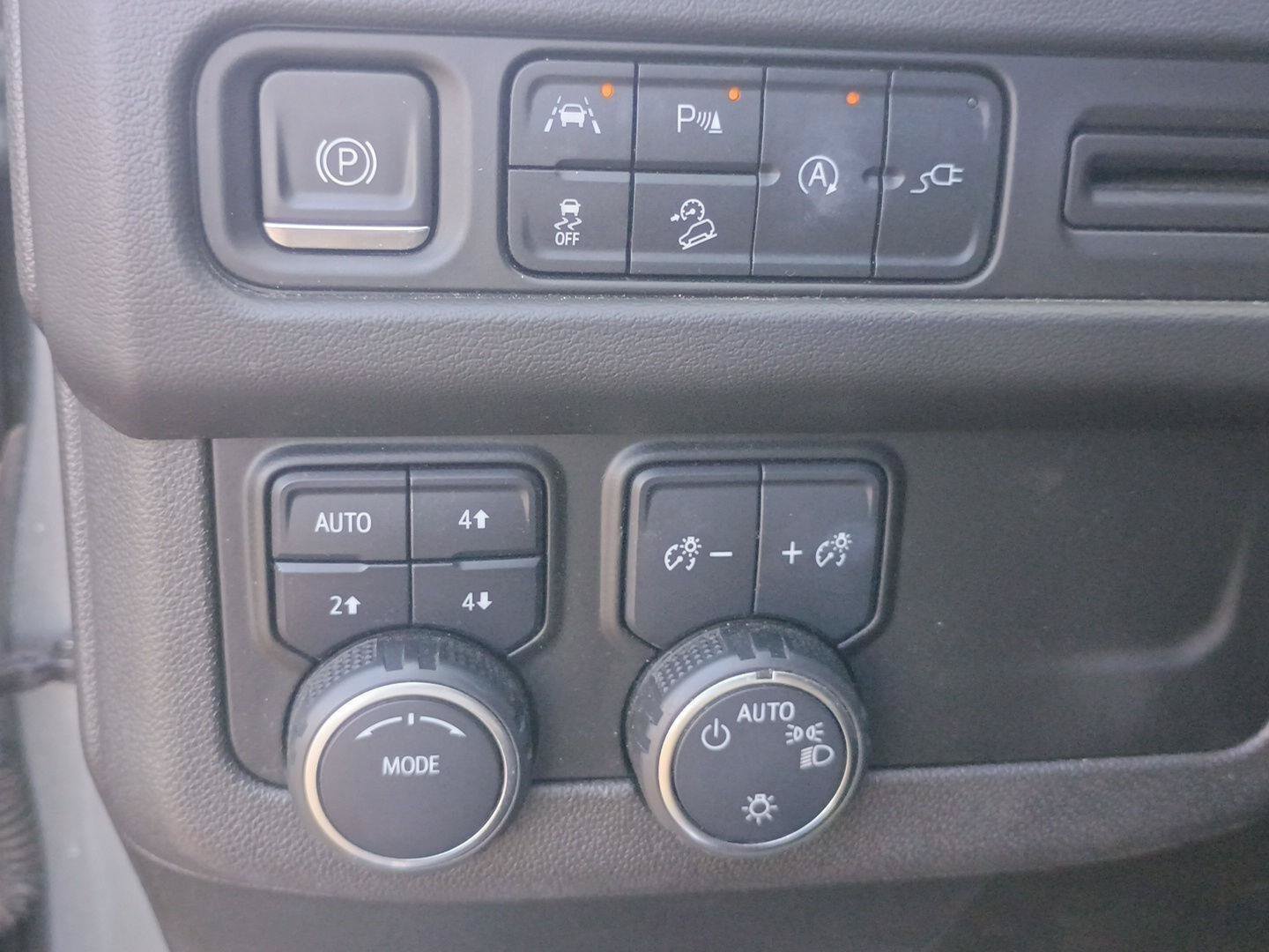 Used 2022 Chevrolet Suburban Premier AWD/4WD image 16