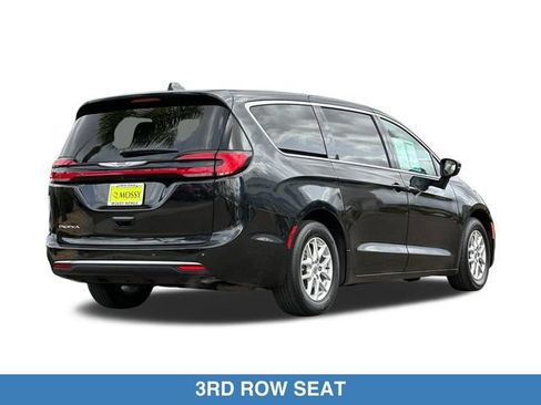 Used 2023 Chrysler Pacifica Touring-L FWD image 5