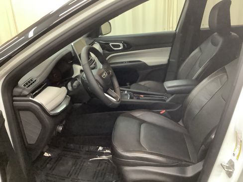 Used 2023 Jeep Compass Limited AWD/4WD image 13