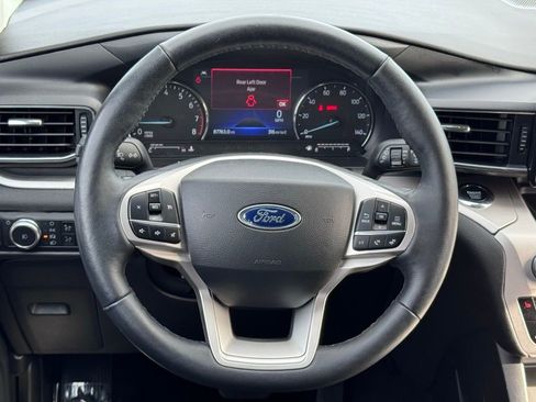 Used 2022 Ford Explorer XLT w/ Equipment Group 202A image 8