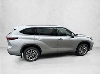 Certified 2025 Toyota Highlander Platinum video 4