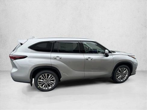 Certified 2025 Toyota Highlander Platinum image 4