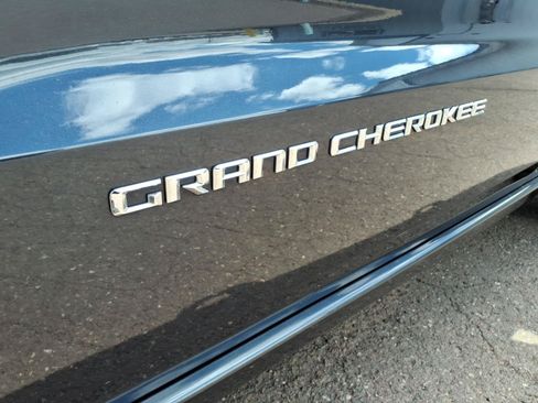 Used 2015 Jeep Grand Cherokee Overland w/ Advanced Technology Group AWD/4WD image 2