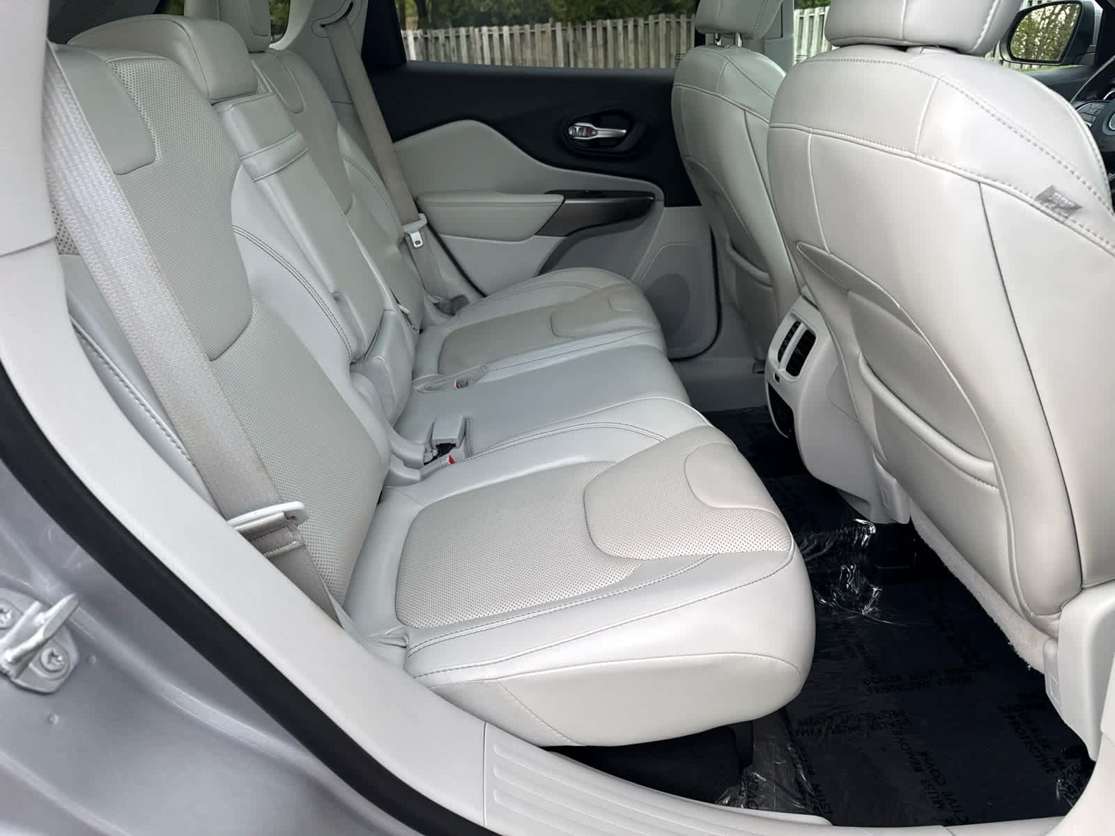 Used 2019 Jeep Cherokee Limited w/ Luxury Group AWD/4WD image 14