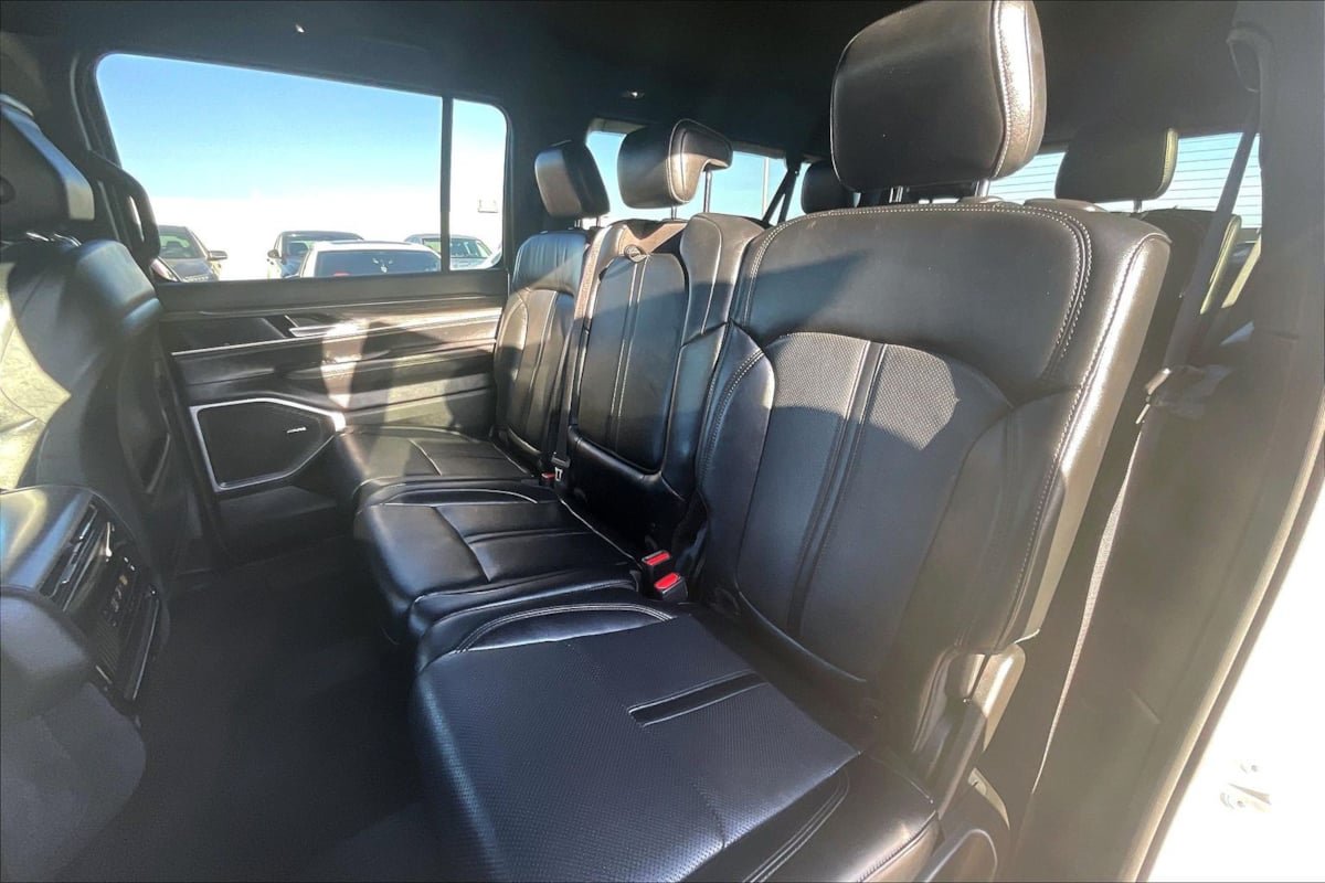 Used 2024 Jeep Wagoneer L Series II RWD image 24