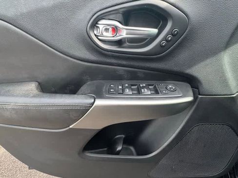 Used 2019 Jeep Cherokee High Altitude AWD/4WD image 18