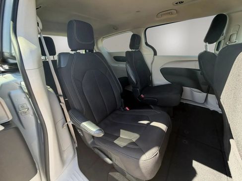 Used 2022 Chrysler Voyager LX FWD image 14