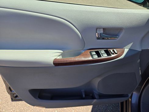 Used 2011 Toyota Sienna XLE FWD image 22