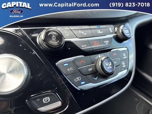Used 2025 Chrysler Pacifica Select FWD image 29