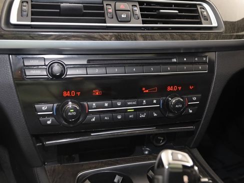 Used 2013 BMW 750i xDrive image 33