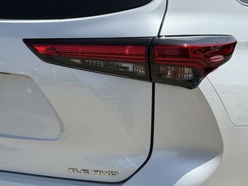 Used 2022 Toyota Highlander XLE AWD/4WD image 7
