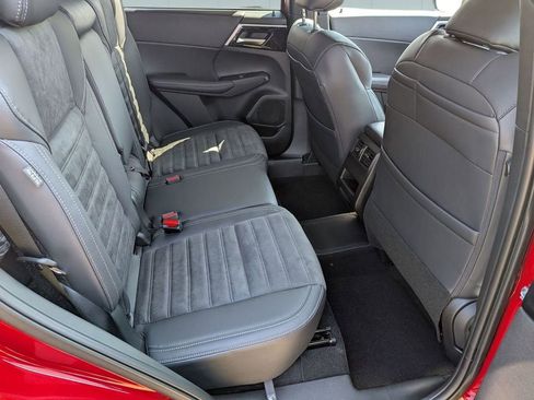 New 2025 Mitsubishi Outlander SE image 30