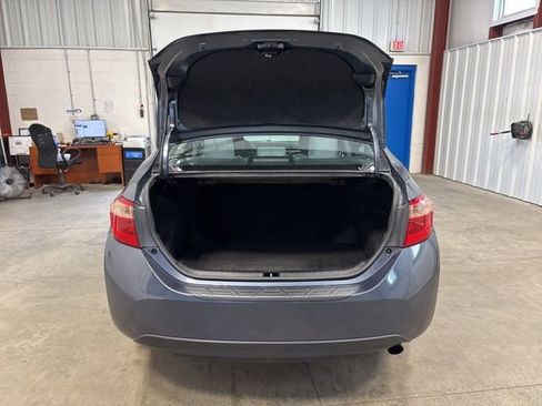 Used 2017 Toyota Corolla LE w/ Carpet Mat Package (TMS) FWD image 18