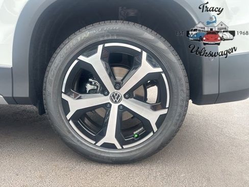 New 2025 Volkswagen Tiguan SE image 9
