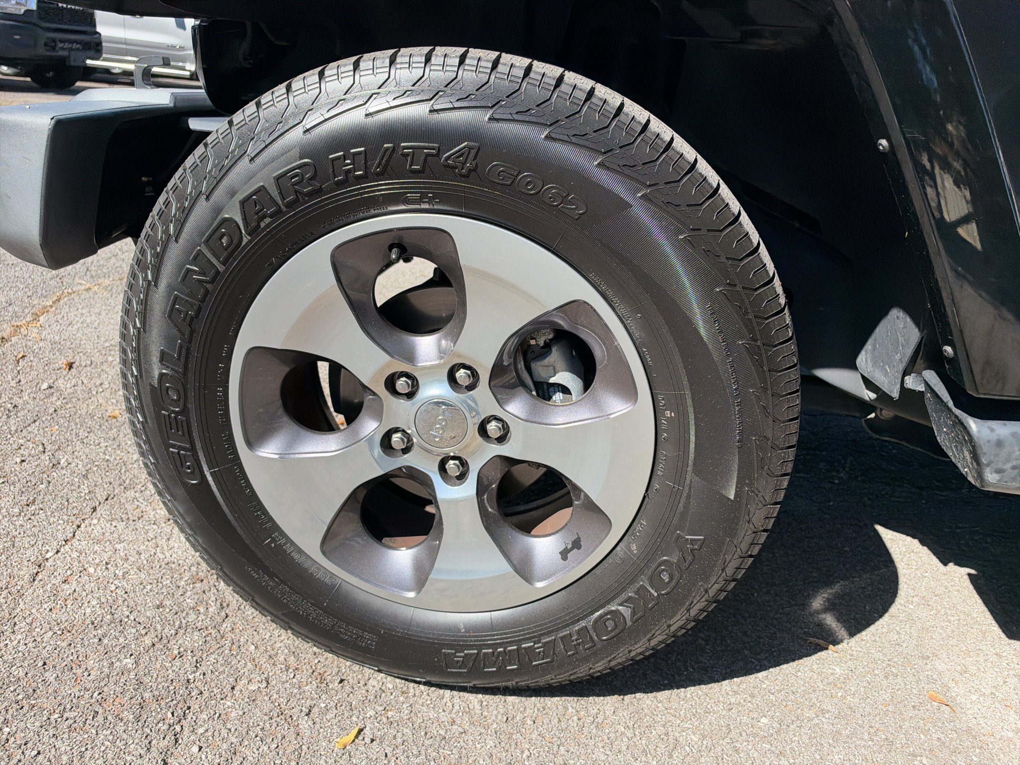 Used 2016 Jeep Wrangler Unlimited Sahara w/ Dual Top Group AWD/4WD image 25