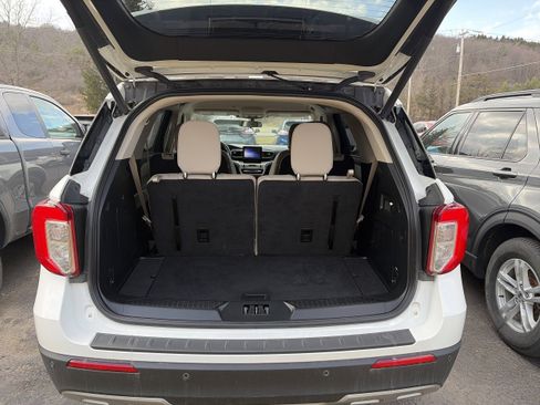 Used 2022 Ford Explorer XLT w/ Equipment Group 202A image 7