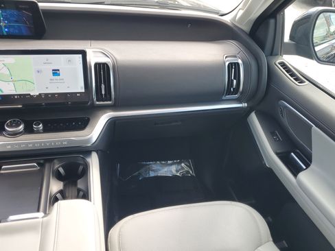 Certified 2025 Ford Expedition Max Platinum image 18