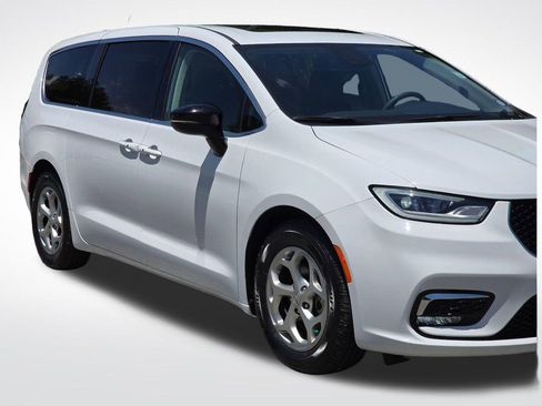 Used 2024 Chrysler Pacifica Limited FWD image 48