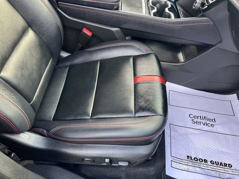 Used 2025 Chevrolet Traverse RS image 33