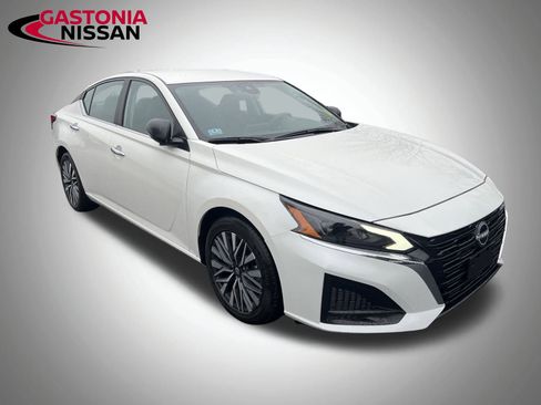 Used 2024 Nissan Altima 2.5 SV image 2