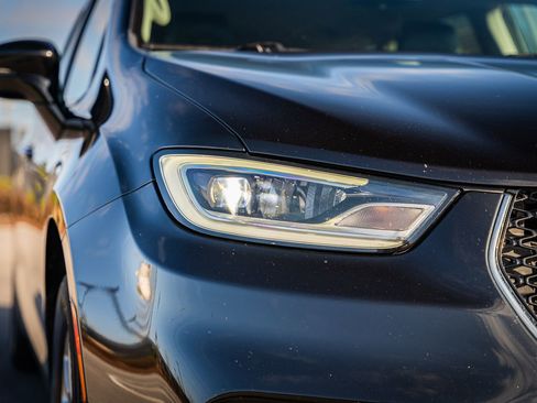 Used 2024 Chrysler Pacifica Touring-L image 11