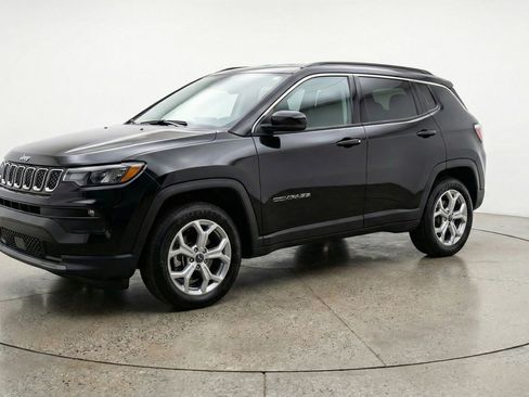 Used 2025 Jeep Compass Latitude AWD/4WD image 3