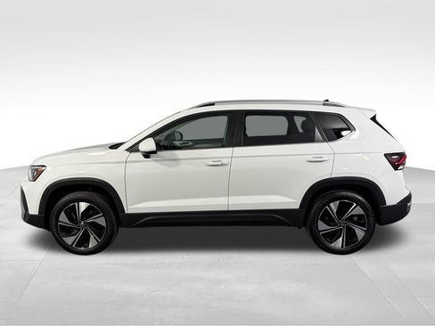 Used 2025 Volkswagen Taos SE AWD/4WD image 9