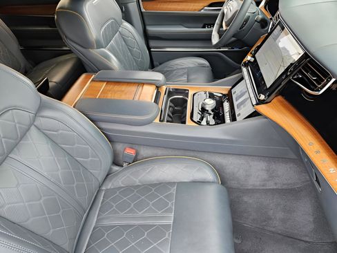 Used 2023 Jeep Grand Wagoneer Series III image 13