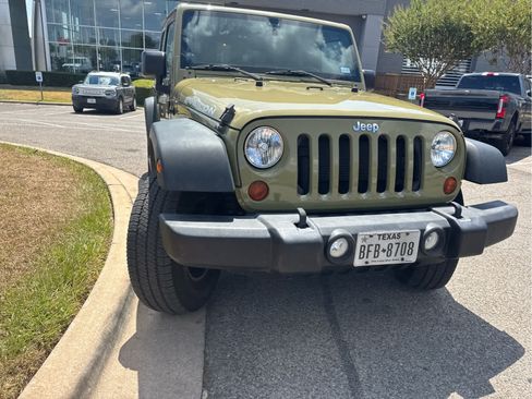 Used 2013 Jeep Wrangler Unlimited Rubicon w/ Connectivity Group AWD/4WD image 4