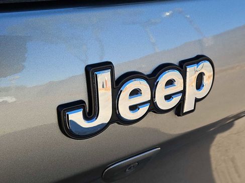 Used 2017 Jeep Cherokee Latitude image 12