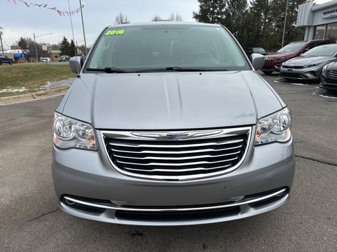 Certified 2016 Chrysler Town & Country Touring image 8