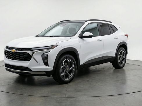 Used 2025 Chevrolet Trax LT w/ LT Convenience Package FWD image 3