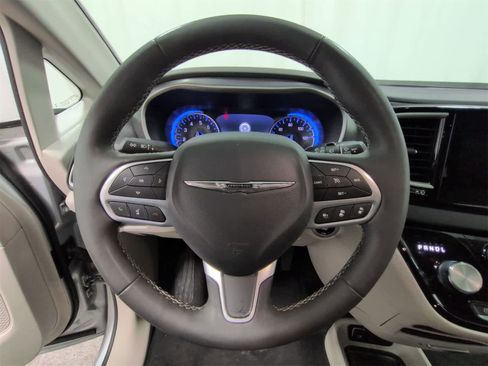 Certified 2024 Chrysler Pacifica Touring-L image 23