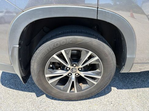 Used 2017 Toyota Highlander Plus AWD/4WD image 12