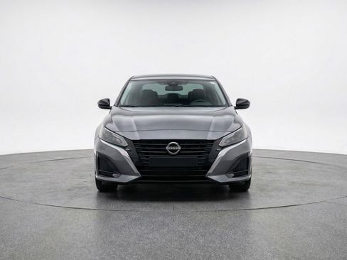 Used 2025 Nissan Altima 2.5 SV FWD image 2