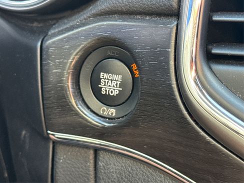 Used 2018 Jeep Grand Cherokee Limited image 32