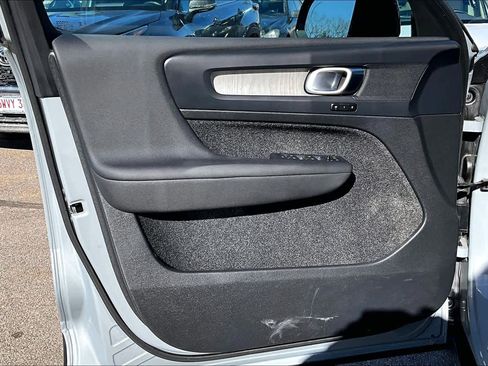 Certified 2024 Volvo XC40 B5 Plus w/ Protection Package Premier image 21