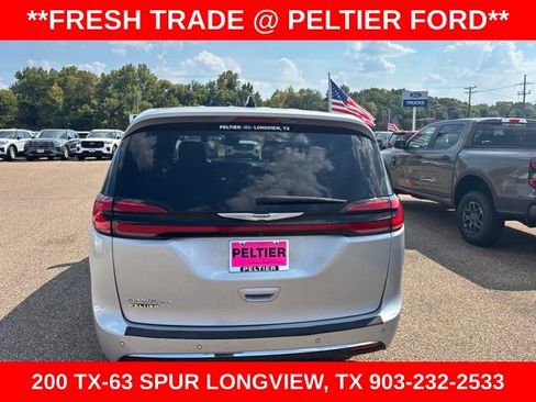Used 2023 Chrysler Pacifica Touring FWD image 19